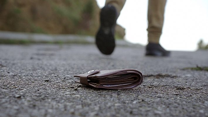 포토 JPG 해외이미지 1 여자 남자 종이 도로 백그라운드 컨셉 돈 패턴 거리 사람 사람없음 야외 쇼핑 걷기 검은색 저축 청바지 잡기 도시 지갑 보행로 재산 가죽 왼쪽 타운 단계 발견 방법 분실 해외포토 길 컬러 무늬 바지 교통시설 모션 금융 방향 파일형식 이미지허브