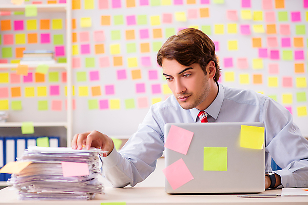 포토 JPG 해외이미지 응시 남자 컨셉 비즈니스 스트레스 직장 한명 상반신 성인 노트북 컴퓨터 사무실 쪽지 업무 작업 비즈니스맨 가득함 포스트잇 바쁨 서류더미 성인남자한명만 해외포토 1 시선 회사 사람 전자제품 메모지 직장인 문서 남자한명만 성인남자만 파일형식 더미 이미지허브