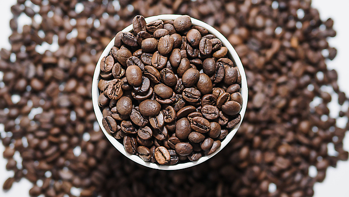 포토 JPG 해외이미지 커피 음료 음식 백그라운드 재료 유리 탁자 아침 콩 건강 씨앗 사람없음 목재 컵 갈색 검은색 어둠 거품 카페 에너지 머그컵 수확 흰색 신선 뜨거움 닫기 맛 아침식사 정상 낟알 굽기 질감 아로마 향 카푸치노 에스프레소 흙더미 내추럴 단절 라떼 아라비카 카페인 해외포토 주간 나무 식물 식기 컬러 가구 컨셉 농업 모션 재질 곡류 상점 식사 흙 구이 파일형식 더미 이미지허브