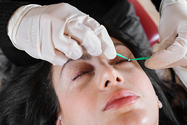 포토 JPG 해외이미지 모델 직업 손 여자 얼굴 부분 한명 사람 치료 유행 상점 스파 화장품 작업 닫기 확대 속눈썹 피부 마스카라 순서 돌봄 방법 해외포토 1 의학 모션 신체부위 뷰티 눈썹 파일형식 이미지허브