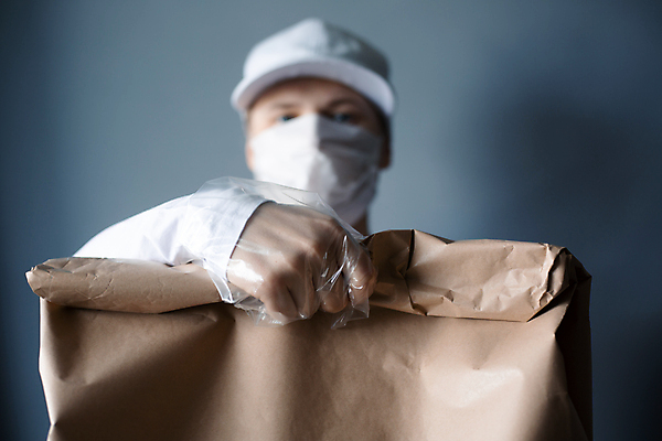 포토 JPG 해외이미지 잡화 종이 음식 장갑 백그라운드 인터넷 가방 비즈니스 노동자 주택 가면 한명 안전 사람 쇼핑 회색 흰색 표현 잡기 바이러스 배달원 보호 구매 고객 배송 서비스 속도 에코 예방 패키지 질서 온라인 고립 전염병 헬프 카피스페이스 해외포토 직업 1 컬러 컨셉 모션 건물 환경 공백 예절 도움 질병 파일형식 이미지허브