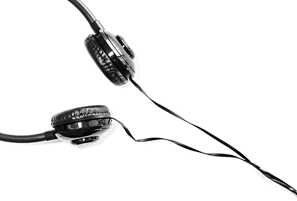 포토 JPG 해외이미지 음악 이어폰 백그라운드 휴식 사람없음 전자제품 머리 검은색 헤드폰 소리 장비 흰색 오브젝트 오디오 철사 스테레오 고립 해외포토 컬러 음향기기 컨셉 문화예술 신체부위 파일형식 이미지허브