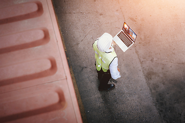 포토 JPG 해외이미지 주간 전신 남자 노동자 한명 서기 들기 성인 야외 뒷모습 노트북 무역 무역항 무역센터 성인남자한명만 해외포토 자연요소 직업 1 산업 뷰포인트 모션 사람 전자제품 남자한명만 성인남자만 파일형식 이미지허브