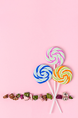 포토 JPG 해외이미지 어린이 분홍색 백그라운드 돈 패턴 오렌지 휴가 막대사탕 사탕 사람없음 컬러풀 우주 공백 생일 그룹 달콤 맛 정상 혼합 설탕 부드러움 젤리 고무 마시멜로우 무료 터키석 파스텔톤 해외포토 기념일 컬러 컨셉 무늬 과일 디저트 사람 감각 재산 보석 파일형식 이미지허브