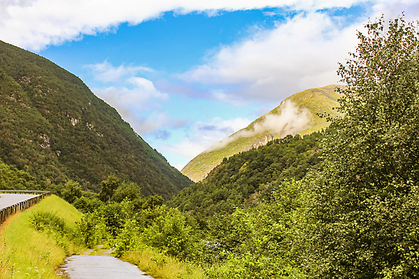 포토 JPG 해외이미지 나무 유럽 도로 여행 자연 하늘 휴가 산 거리 파노라마 노르웨이 풍경 사람없음 야외 가로 초록색 여름 파란색 걷기 마을 계곡 맑음 운전 젖음 시골 숲 언덕 엽서 방법 스칸디나비아 해외포토 식물 계절 나라 길 컬러 교통시설 모션 날씨 촬영기법 편지 생태계 파일형식 이미지허브