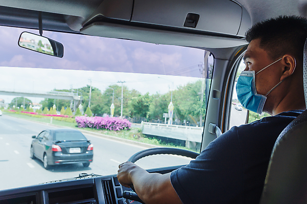 포토 JPG 해외이미지 직업 응시 남자 비즈니스 교통시설 자동차 노동자 건강 가면 한명 안전 사람 동양인 건강관리 중국 고통 트럭 운전사 바이러스 보호 질병 감염 짐차 질서 트레일러 물류 고용 그만 인플루엔자 전염병 캡모자 해외포토 모자_잡화 1 시선 감정 아시아 육상교통 교통 컨셉 의학 관리 인종 구직 예절 시설 채용 파일형식 이미지허브