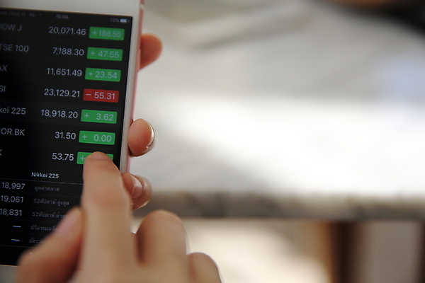 포토 JPG 해외이미지 손 들기 아웃포커스 신체부위 스마트폰 주식 분석 투자 해외포토 컨셉 비즈니스 모션 촬영기법 사람 금융 핸드폰 스마트기기 파일형식 이미지허브