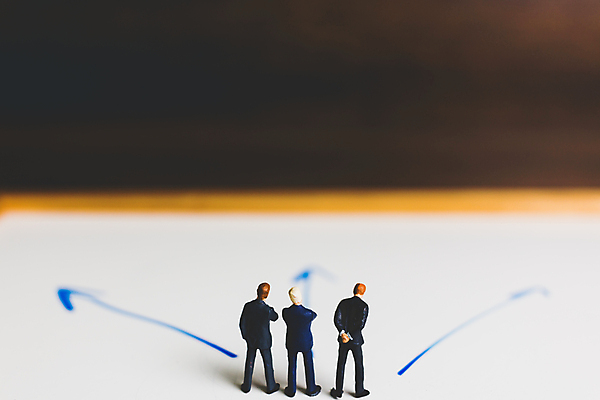 포토 JPG 해외이미지 직업 응시 길 컨셉 상의 생각 비즈니스 성공 미래 화살 서기 사람 사람없음 미니어처 도전 흰색 업무 도움 비즈니스맨 선택 목표 계획 오솔길 방향 고객 검색 경영자 리더 기회 만들기 문제 해결 방법 잘못 조언 혼란 해외포토 시선 옷 남자 컬러 모션 모형 작업 직장인 파일형식 이미지허브