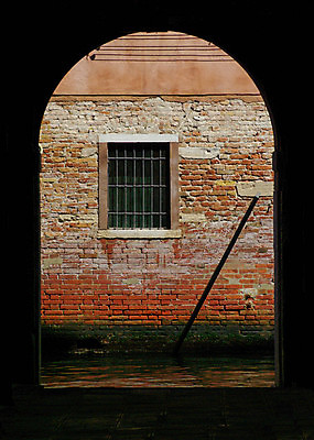 포토 JPG 해외이미지 디자인 외관 유럽 문화 벽 백그라운드 패턴 건축양식 창문 벽돌 주택 프레임 돌담 그림자 사람없음 건물 목재 문 어둠 힘 수확 골동품 바위 시골 중세 역사 클래식 비밀 아치 질감 옛날 스타일 해외포토 나무 건축물 건축 나라 컨셉 무늬 농업 재료 담장 돌_바위 파일형식 이미지허브