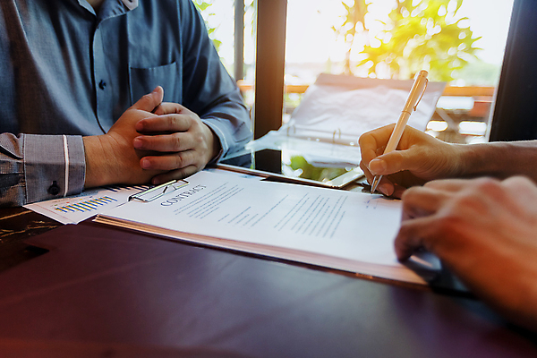 포토 JPG 해외이미지 직업 손 남자 종이 컨셉 회사 비즈니스 사업가 텍스트 성공 협력 직장 협상 사람 사람없음 금융 사무실 독서 펜 거래 흰색 업무 비즈니스맨 그룹 계약 사인 문서 결재 서명 경영 고용 마지막 콜라보레이션 해외포토 컬러 신체부위 경제 필기구 구직 작업 직장인 채용 파일형식 이미지허브