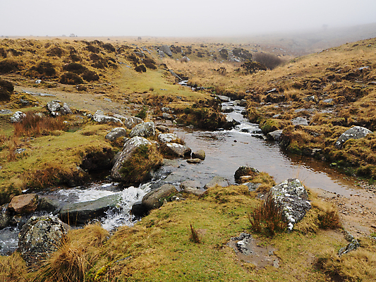 포토 JPG 해외이미지 공원 여행 자국 자연 잉글랜드 풍경 사람없음 야외 빨간색 물 강 노란색 여행객 걷기 침묵 하이킹 바위 흰색 시골 개울 황무지 오솔길 언덕 멀리 다트무어 전국 해외포토 자연요소 공공시설 길 컬러 모션 레저 영국 사람 소리 돌_바위 생태계 파일형식 이미지허브