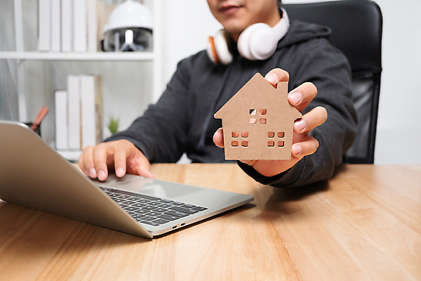 포토 JPG 해외이미지 직업 라이프스타일 남자 행복 컨셉 인터넷 비즈니스 사업가 통신 성공 회의 노동자 주택 직장 실내 한명 사람 노트북 컴퓨터 사무실 디지털 공책 타이핑 업무 작업 비즈니스맨 자신감 작업실 멀리 온라인 동영상 심각 프리랜서 해외포토 1 감정 회사 문구용품 내부 건물 생활 전자제품 직장인 파일형식 이미지허브