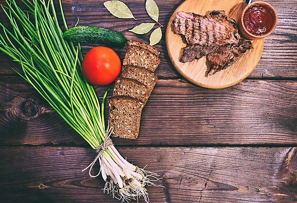 포토 JPG 해외이미지 토마토 오이 실내 스테이크 사람없음 하이앵글 소고기 다발 묶기 향신료 후추 파 토마토소스 노끈 호밀빵 나무도마 나무받침 나무탁자 소스그릇 월계수 해외포토 그릇 줄 빵 뷰포인트 채소 모션 탁자 도마 서양음식 육류 내부 목재 소스_음식 받침대 향미료 파일형식 이미지허브