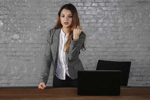 포토 JPG 해외이미지 직업 학생 행복 감정 인터넷 비즈니스 성공 기술 한명 미소 사람 앉기 노트북 컴퓨터 사무실 공책 엄지손가락 흰색 업무 작업 비즈니스우먼 체험 종업원 책상 경영자 리더 바쁨 긍정 비서 승진 부정적 해외포토 1 여자 컬러 가구 컨셉 손가락 모션 문구용품 표정 전자제품 직장인 파일형식 이미지허브