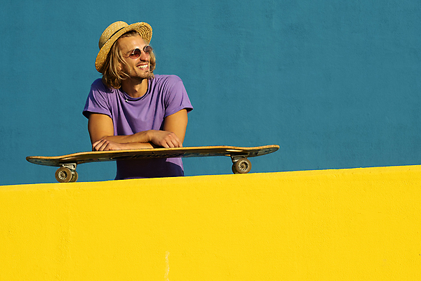 포토 JPG 해외이미지 모델 1 라이프스타일 응시 옷 남자 여유 백그라운드 셔츠 반바지 바지 아침 휴가 휴식 한명 사람 여름 컬러풀 금발 선글라스 햇빛 태양 노란색 유행 맑음 추위 스케이트 신선 라일락 8월 7월 스타일 해외포토 주간 자연요소 헤어스타일 시선 계절 꽃 감정 안경 스포츠용품 컬러 컨셉 상의 하의 날씨 생활 날짜 파일형식 이미지허브