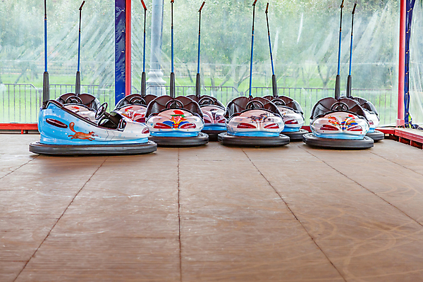 포토 JPG 해외이미지 주간 행복 휴식 사람없음 야외 맑음 놀이공원 놀이기구 주말 범퍼카 해외포토 자연요소 감정 컨셉 날씨 테마파크 파일형식 이미지허브