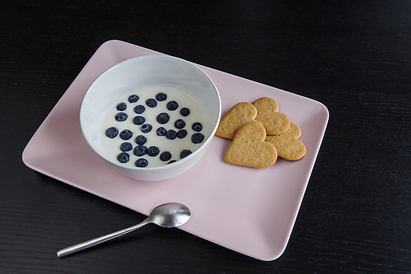 포토 JPG 해외이미지 모양 열매 음료 음식 분홍색 백그라운드 다이어트 과일 재료 탁자 아침 디저트 발렌타인데이 건강 사람없음 목재 쿠키 케이크 숟가락 검은색 우유 흰색 하트 신선 사발 달콤 맛 아침식사 시리얼 먹기 크림 유기농 블루베리 요거트 내추럴 오트밀 채식주의자 핸드메이드 전경 해외포토 주간 나무 식물 웰빙 컬러 가구 컨셉 모션 데이이벤트 유제품 수저 풍경 식사 사기그릇 채식 파일형식 탑뷰 귀리 이미지허브