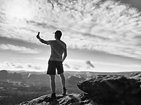 포토 JPG 해외이미지 손 실루엣 스포츠 하늘 아침 산 그림자 한명 서기 사람 풍경 소년 태양 여행객 카메라 계곡 맑음 봄 하이킹 안개 가을 기적 스마트 손목시계 사암 깊이 뿌연 순간 운동가 절정 해외포토 주간 자연요소 1 계절 남자 어린이 시계 컨셉 장신구 모션 레저 날씨 촬영기법 신체부위 전자제품 돌_바위 파일형식 이미지허브