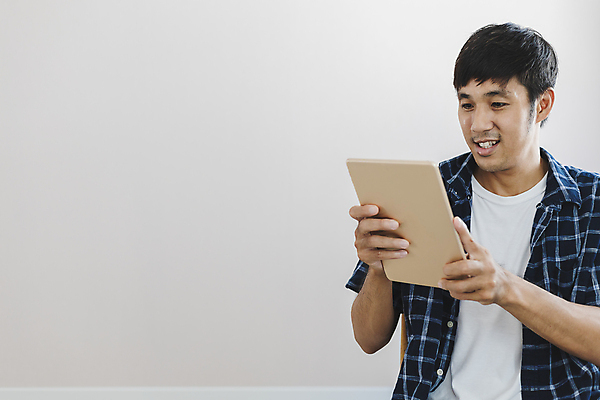 포토 JPG 해외이미지 백인 라이프스타일 응시 남자 행복 인터넷 비즈니스 통신 모바일 주택 실내 한명 사람 동양인 성인 스마트폰 쇼핑 컴퓨터 사무실 알약 상점 디지털 잡기 업무 작업 비즈니스맨 자신감 구매 가격 상업 결제 온라인 전자상거래 마케팅 터치스크린 해외포토 서양인 1 시선 감정 모션 인종 내부 건물 생활 전자제품 핸드폰 스마트기기 약 직장인 파일형식 이미지허브