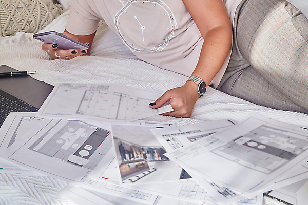 포토 JPG 해외이미지 손 여자 비즈니스 건축양식 설계 주택 건설업 실내 사람 성인 사람없음 스마트폰 인테리어 펜 공책 계산기 작업 엔지니어 계획 소프트포커스 건축가 문서 청사진 프리랜서 해외포토 직업 디자인 건축 산업 컨셉 문구용품 촬영기법 내부 건물 신체부위 핸드폰 스마트기기 필기구 장비 기술자 파일형식 이미지허브