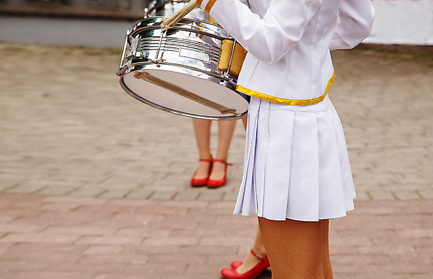 포토 JPG 해외이미지 여자 길 음악 유니폼 부분 관리 사람 소녀 이벤트 사람없음 야외 치마 태양 맑음 축제 흰색 기구 축하 도시 그룹 복고 러시아 드럼 드러머 드럼스틱 러시아인 뮤지컬 해외포토 자연요소 서양인 옷 유럽 어린이 컬러 컨셉 하의 날씨 문화예술 타악기 파일형식 이미지허브