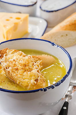 포토 JPG 해외이미지 접시 음식 빵 다이어트 채소 양파 치즈 건강 요리 사람없음 세로 노란색 숟가락 식사 저녁식사 흰색 사발 수프 바게트 먹기 토스트 프랑스어 채식주의자 핸드메이드 해외포토 문자 식기 컬러 모션 유제품 수저 사기그릇 채식 파일형식 이미지허브