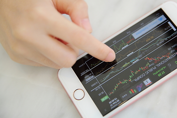 포토 JPG 해외이미지 손 그래프 신체부위 스마트폰 주식 분석 투자 해외포토 컨셉 비즈니스 사람 금융 핸드폰 스마트기기 파일형식 이미지허브