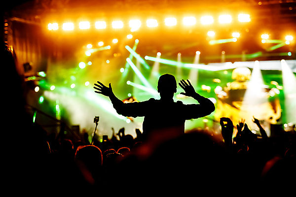 포토 JPG 해외이미지 남자 실루엣 음악 여러명 상반신 성인 뒷모습 초록색 빛 손들기 축제 주황색 콘서트 군중 스포트라이트 해외일러스트 뷰포인트 컬러 다수 모션 문화예술 촬영기법 사람 공연 파일형식 이미지허브