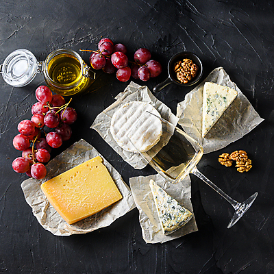 포토 JPG 해외이미지 와인잔 포도 검은배경 유리병 사람없음 화이트와인 안주 호두 꿀 조각치즈 까망베르치즈 종이호일 해외포토 조각 백그라운드 술잔 과일 병_용기 치즈 와인 검은색 견과류 파일형식 이미지허브