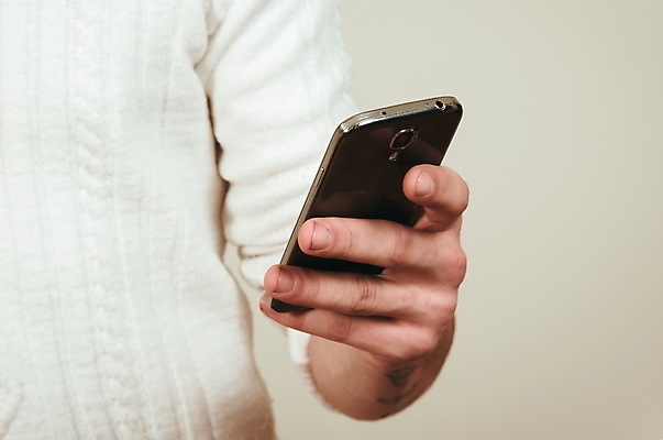 포토 JPG 해외이미지 백인 1 라이프스타일 남자 백그라운드 비즈니스 텍스트 통신 손가락 모바일 세포 대화 한명 사람 스마트폰 흰색 잡기 비즈니스맨 스웨터 스마트 힙스터 해외포토 서양인 손 패션 컬러 컨셉 상의 모션 말하기 생활 핸드폰 스마트기기 직장인 파일형식 이미지허브