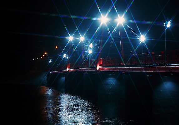 포토 JPG 해외이미지 겨울 가로등 건축양식 자연 조명 풍경 사람없음 건물 빨간색 물 빛 강 반사 걷기 계단 얼음 흐름 램프 도시 개울 야간 저녁 연결 강의 아치 타운 해외포토 자연요소 건축물 계절 공공시설 건축 컬러 컨셉 모션 생태계 파일형식 이미지허브