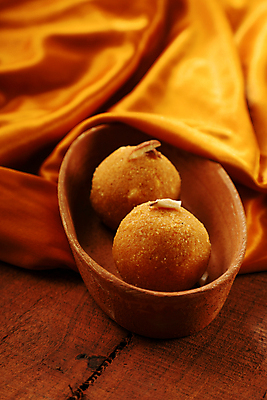 포토 JPG 해외이미지 전통 문화 음식 공 디저트 사람없음 목재 노란색 원형 사발 황금 달콤 맛 인도인 칼로리 핸드메이드 해외포토 도형 외국인 나무 컬러 컨셉 재료 동양인 사기그릇 파일형식 이미지허브