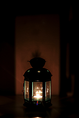 포토 JPG 해외이미지 행복 별 크리스마스장식 촛불 창문 전등 함께함 실내 그림자 사람없음 내부 빛 평화 어둠 등불 램프 뜨거움 투명 분위기 야간 저녁 편안함 번개 문학 마법 야광 빛망울 광 보유 신앙심 알루미늄 스타일 해외포토 자연요소 감정 컨셉 크리스마스 초 날씨 조명 감각 파일형식 이미지허브