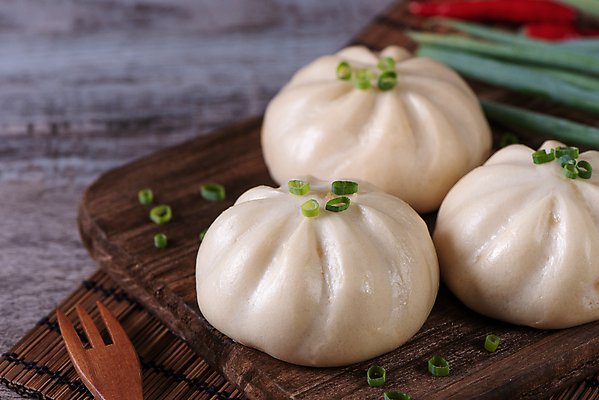 포토 JPG 해외이미지 실내 사람없음 중식 만두 쪽파 나무도마 나무포크 나무배경 바오쯔 해외포토 음식 백그라운드 포크 도마 내부 목재 파 파일형식 이미지허브