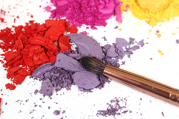 포토 JPG 해외이미지 사람없음 컬러풀 뷰티 손상 붓 화려 가루 흰배경 아이섀도 해외포토 컬러 백그라운드 컨셉 화장품 흰색 파일형식 이미지허브