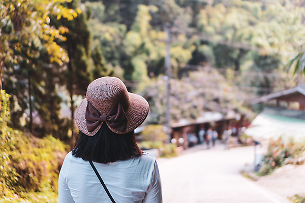 포토 JPG 해외이미지 라이프스타일 응시 여자 남자 행복 유럽 도로 음료 여행 백그라운드 컨셉 가이드 배낭 자연 하늘 휴가 산 사람 풍경 성인 사람없음 야외 여름 친구 여행객 산책 흰색 도시 뜨거움 골 백패커 해외포토 직업 시선 계절 감정 나라 길 컬러 가방 관계 교통시설 휴식 생활 생태계 파일형식 이미지허브