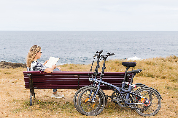 포토 JPG 해외이미지 백인 라이프스타일 공원 여자 여유 바다 벤치 의자 휴식 한명 앉기 야외 책 여름 독서 평화 맑음 자전거 침묵 고요 가을 읽기 문학 주말 바이킹 카피스페이스 해외포토 서양인 1 계절 공공시설 감정 가구 컨셉 모션 날씨 사람 생활 바이크 소리 공백 파일형식 이미지허브