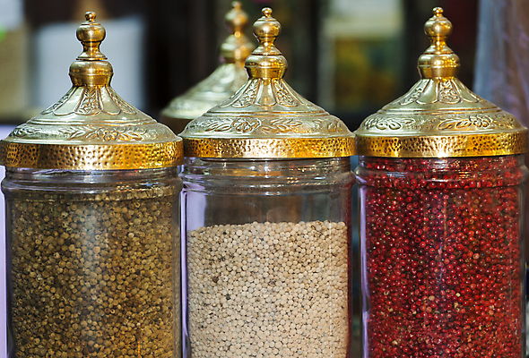 포토 JPG 해외이미지 음식 여행 재료 이스탄불 3 사람없음 장식 상점 항아리 화려 시장 황금 선택 컨테이너 후추 칠면조 튀르키예 해외포토 산업 아시아 컨셉 조류 도자기 향신료 파일형식 이미지허브