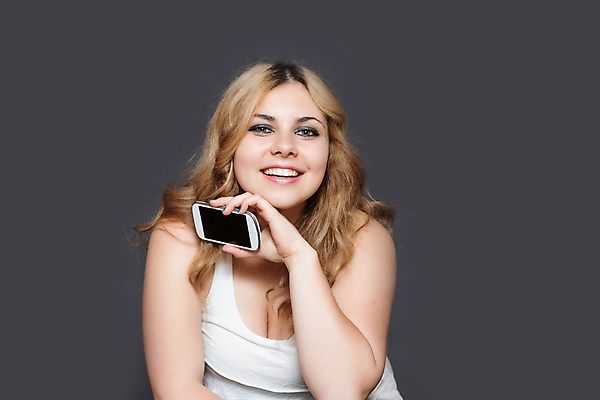 포토 JPG 해외이미지 백인 모델 1 긴머리 헤어스타일 드레스 여자 행복 감정 얼굴 포즈 백그라운드 갈색머리 한명 사람 성인 10대 스마트폰 유행 기쁨 회색 표현 시원함 피부 오브젝트 해외포토 서양인 옷 컬러 청소년 신체부위 핸드폰 스마트기기 파일형식 이미지허브