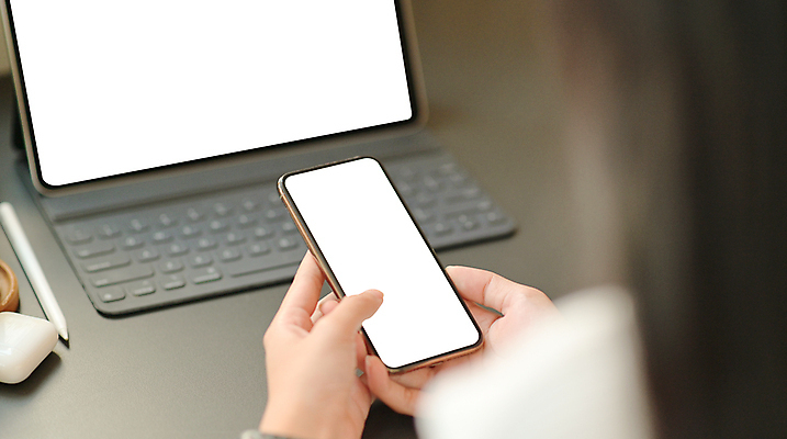 포토 JPG 해외이미지 직업 학생 여자 교육 컨셉 인터넷 비즈니스 통신 탁자 모바일 주택 실내 사람 사람없음 목재 금융 노트북 스마트폰 핸드폰 쇼핑 컴퓨터 사무실 스크린 공책 업무 작업 네트워크 연결 디자이너 무선전화기 전화기 스마트 무역 온라인 마케팅 프리랜서 사용자 셀룰러 해외포토 나무 산업 가구 재료 문구용품 내부 건물 경제 전자제품 스마트기기 파일형식 이미지허브