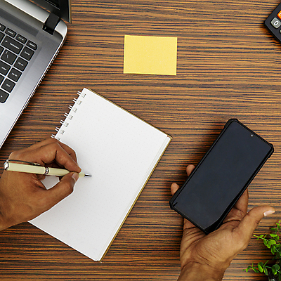 포토 JPG 해외이미지 손 교육 종이 백그라운드 컨셉 패턴 인터넷 비즈니스 탁자 모바일 직장 사람없음 목재 금융 노트북 스마트폰 핸드폰 컴퓨터 사무실 펜 갈색 노란색 우주 스크린 쪽지 공책 공백 계산기 흰색 키보드 잡기 업무 작업장 정상 책상 오브젝트 문제집 시트 패드 목업 카피스페이스 해외포토 나무 산업 컬러 가구 무늬 회사 재료 모션 문구용품 신체부위 책 경제 전자제품 스마트기기 필기구 장비 작업 파일형식 이미지허브