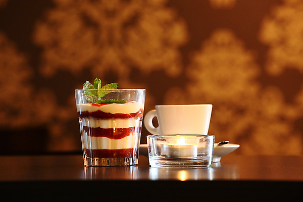 포토 JPG 해외이미지 직업 접시 디자인 커피 음료 음식 백그라운드 잎 탁자 디저트 창조 사람없음 목재 컵 갈색 케이크 식당 검은색 어둠 거품 카페 우유 흰색 신선 뜨거움 달콤 맛 아침식사 먹기 컵받침 크림 상쾌 카푸치노 에스프레소 라떼 티라미수 해외포토 나무 식물 식기 감정 컬러 가구 컨셉 재료 모션 유제품 상점 식사 받침대 파일형식 이미지허브