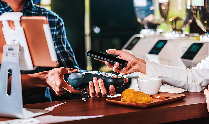 포토 JPG 해외이미지 직업 여자 행복 아시아 사람 동양인 두명 금융 스마트폰 핸드폰 디지털 식당 카페 바 신용카드 지갑 암호 어플리케이션 웨이트리스 종업원 웨이터 계산대 서비스 바코드 결제 바리스타 계산원 해외포토 감정 나라 인종 경제 전자제품 스마트기기 상점 파일형식 이미지허브