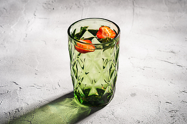 포토 JPG 해외이미지 음료 딸기 단면 잔 그림자 사람없음 초록색 물 빛 투명 콘크리트 해외포토 자연요소 식기 컬러 과일 파일형식 이미지허브