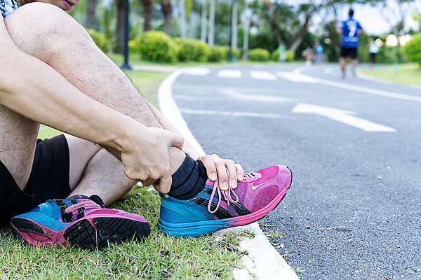 포토 JPG 해외이미지 공원 스포츠 신발 컨셉 신체 근육 건강 관리 사람 동양인 성인 사람없음 야외 달리기 조깅 운동 햇빛 고통 잡기 마사지 상처 사건 연습 무릎 문제 발목 달리기선수 부담 양발 해외포토 공공시설 감정 모션 발 인종 신체부위 태양 육상선수 파일형식 이미지허브