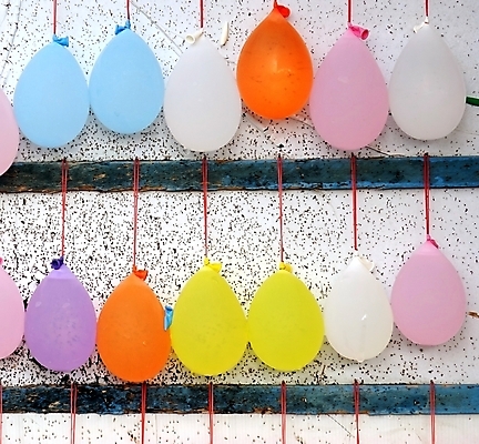 포토 JPG 해외이미지 줄 분홍색 기술 사람없음 목재 물 파란색 컬러풀 노란색 스트레칭 게임 구멍 목표 손톱 가득함 풍선 파열 팝 해외포토 자연요소 나무 손 컬러 컨셉 재료 놀이 운동 파일형식 이미지허브