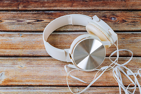 포토 JPG 해외이미지 음악 이어폰 컨셉 통신 탁자 휴식 사람없음 목재 스마트폰 머리 우주 디지털 헤드폰 소리 듣기 장비 흰색 볼륨 휴대용 DJ 책상 오브젝트 디스코 전자 귀 오디오 스테레오 뮤지컬 해외포토 나무 컬러 음향기기 가구 재료 모션 문화예술 신체부위 전자제품 핸드폰 스마트기기 춤 파일형식 이미지허브