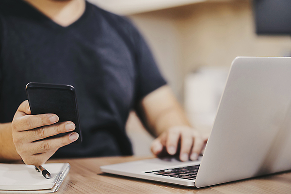 포토 JPG 해외이미지 직업 학생 디자인 교육 남자 인터넷 비즈니스 통신 거리 주택 직장 한명 동양인 노트북 스마트폰 쇼핑 사무실 공책 작업 비즈니스맨 연결 무선전화기 스마트 검색 소셜 프리랜서 카피스페이스 4G 해외포토 1 컨셉 회사 문구용품 IT 사람 인종 건물 전자제품 핸드폰 스마트기기 공백 직장인 전화기 파일형식 이미지허브