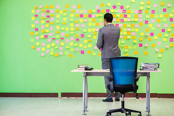 포토 JPG 해외이미지 전신 라이프스타일 응시 남자 컨셉 회사 비즈니스 사업가 스트레스 직장 피곤 한명 서기 정장 성인 사무실 쪽지 업무 작업 비즈니스맨 가득함 포스트잇 바쁨 성인남자한명만 해외포토 직업 1 시선 옷 모션 사람 생활 메모지 직장인 남자한명만 성인남자만 파일형식 이미지허브