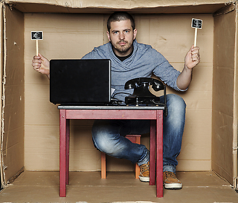포토 JPG 해외이미지 전신 백인 남자 의자 탁자 한명 앉기 성인 앞모습 노트북 상자 사무실 업무 비즈니스맨 갇힘 답답함 성인남자한명만 해외포토 서양인 1 뷰포인트 가구 비즈니스 모션 사람 전자제품 작업 직장인 감각 남자한명만 성인남자만 파일형식 이미지허브